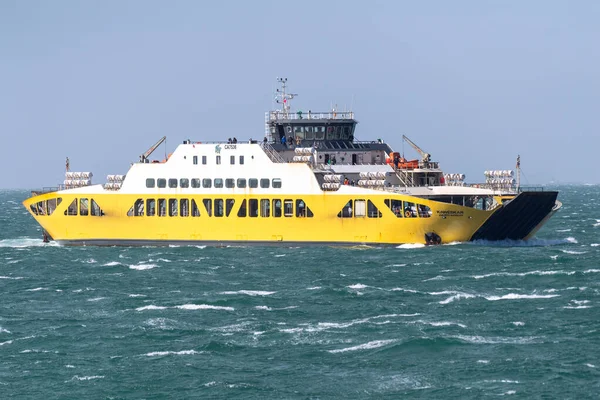 Tierra del Fuego, Şili - 24 Ocak 2024. Güney Şili 'deki Macellan Boğazı' ndan geçen bir feribotun telefonu..