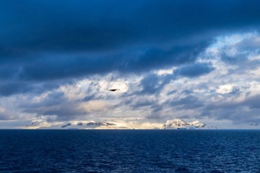 Güneş doğduktan hemen sonra, Gerlache Boğazı 'nda altın saat boyunca çekilen Antarktika manzarası..