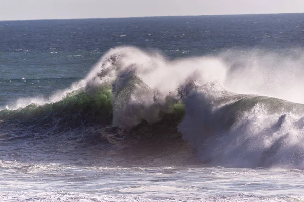 Pasifik Okyanusu 'ndan gelen büyük dalgalar ABD otoyolu boyunca Kaliforniya kıyılarına çarpıyor..