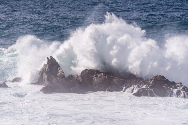 Pasifik Okyanusu 'ndan gelen büyük dalgalar ABD otoyolu boyunca Kaliforniya kıyılarına çarpıyor..