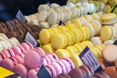 Lezzetli küçük kek üzerinde gösterisi penceresinde kafe koyulur