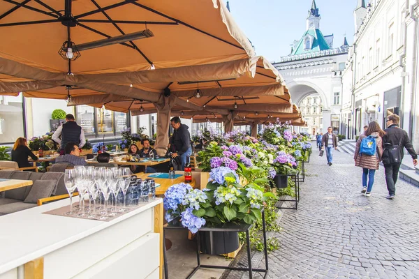 Moscow Rússia Maio 2018 Café Rua Pitoresco Decorado Com Hortênsias — Fotografia de Stock