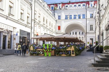 Moskova, Rusya, üzerinde 10 Mayıs 2018. yaya alışveriş sokak Tretyakovsky sürücü. Sokak kafe ile çiçek açması ortancaları bekler ziyaretçileri için dekore