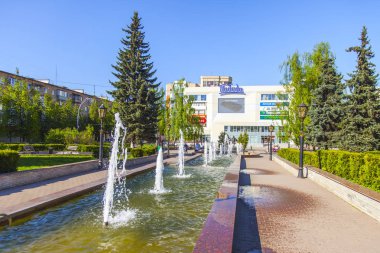 Pushkino, Rusya, 10 Mayıs 2018. Merkezi kare mimari kompleks. Yeni alışveriş merkezi uzaktan