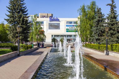 Pushkino, Rusya, 10 Mayıs 2018. Merkezi kare mimari kompleks. Yeni alışveriş merkezi uzaktan