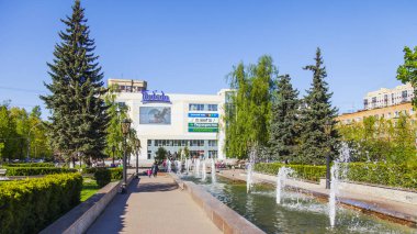 Pushkino, Rusya, 10 Mayıs 2018. Merkezi kare mimari kompleks. Yeni alışveriş merkezi uzaktan