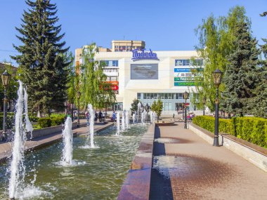 Pushkino, Rusya, 10 Mayıs 2018. Merkezi kare mimari kompleks. Yeni alışveriş merkezi uzaktan