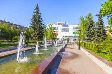 Pushkino, Rusya, 10 Mayıs 2018. Merkezi kare mimari kompleks. Yeni alışveriş merkezi uzaktan