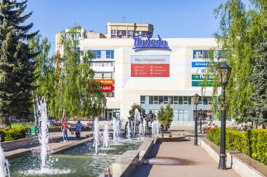 Pushkino, Rusya, 10 Mayıs 2018. Merkezi kare mimari kompleks. Yeni alışveriş merkezi uzaktan
