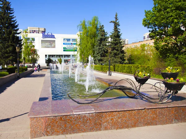 Pushkino, Rusya, 10 Mayıs 2018. Merkezi kare mimari kompleks. Yeni alışveriş merkezi uzaktan