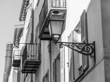 Güzel, Fransa, 9 Mart 2018. Eski şehrin bina cephe dekorasyon güzel eski lamba bilir