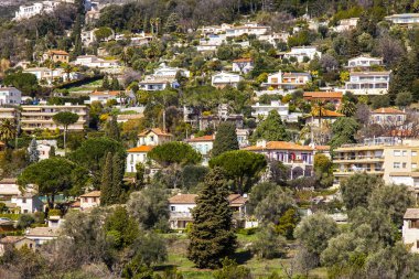 Vence, Fransa, üzerinde 8 Mart 2018. Pitoresk evleri şehir Mahallesi'nde bir dağ yamacında anket platformu üzerinden bir görünüm