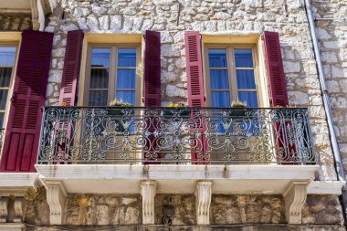 6 Mart, 2018 / Vence, Fransa. Bir güzel ajur balkonlu eski bina cephe bilir