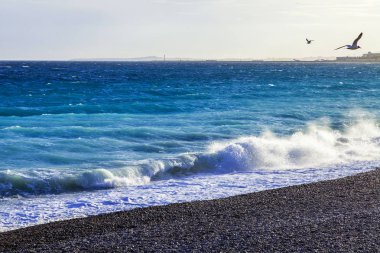 Akdeniz'de bir sörf pitoresk hattı. 