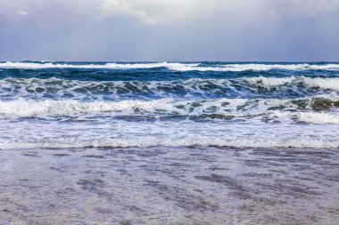 Atlantik Okyanusu kıyısında sörf dalgaları. 