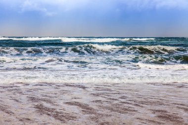 Atlantik Okyanusu kıyısında sörf dalgaları. 