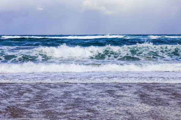 大西洋の海岸でサーフィン波 — ストック写真