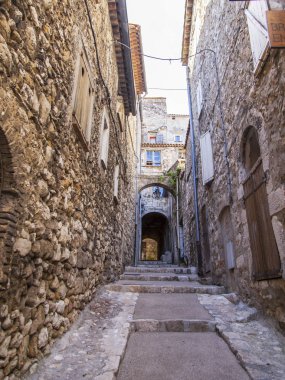 Vence, Fransa, üzerinde 8 Mart 2018. Karakteristik ' Provence'de küçük dağ Town tipik kentsel görünümü. Pitoresk taş kemer
