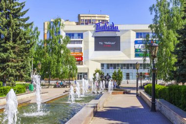 Pushkino, Rusya, 10 Mayıs 2018. Merkezi kare mimari kompleks. Yeni alışveriş merkezi uzaktan