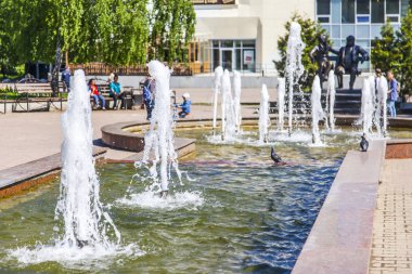 Pushkino, Rusya, 10 Mayıs 2018. Merkezi kare mimari kompleks. Modern Çeşme