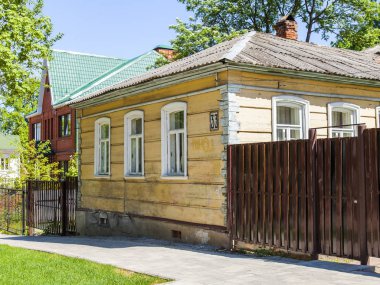 Sergiyev Posad, Rusya, üzerinde 21 Mayıs 2018. Sokakta şehrin tarihsel bir parçası. Geleneksel mimari evleri
