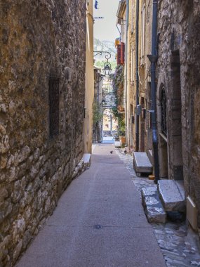 Vence, Fransa, üzerinde 8 Mart 2018. Tipik şehir sokak eski taş evler ' Provence'de küçük dağ town karakteristik. 