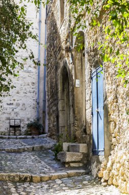 Vence, Fransa, üzerinde 8 Mart 2018. Tipik şehir sokak eski taş evler ' Provence'de küçük dağ town karakteristik.