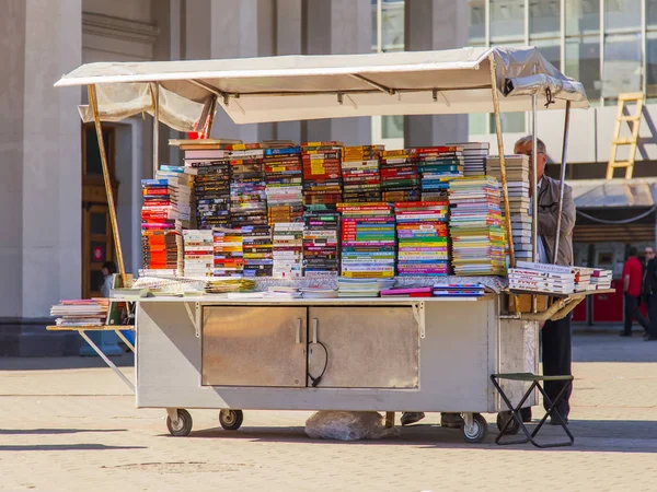 莫斯科 俄罗斯 在2018年5月10日 销售书籍和印刷产品的摊位 — 图库照片
