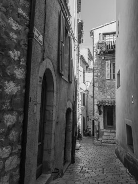 Vence, Fransa, üzerinde 8 Mart 2018. Tipik şehir sokak eski taş evler ' Provence'de küçük dağ town karakteristik. 