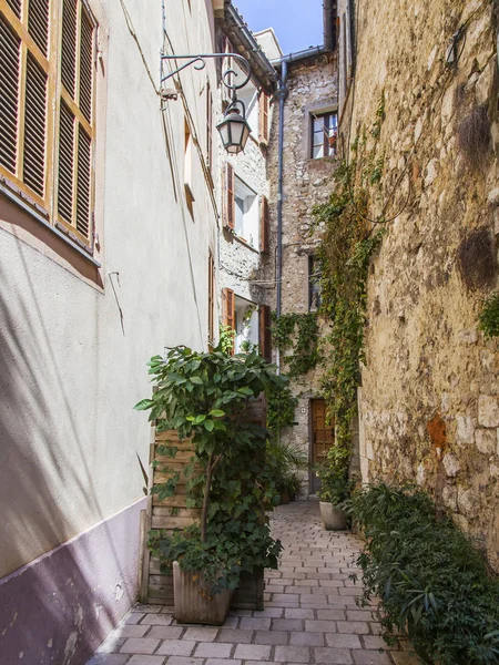 Vence, Fransa, üzerinde 8 Mart 2018. Tipik şehir sokak eski taş evler ' Provence'de küçük dağ town karakteristik. 