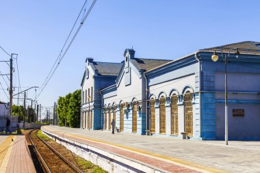 Pushkino, Rusya, üzerinde 21 Mayıs 2018. Tren İstasyonu. Yolcu yerel tren platformu üzerinde bekliyoruz.