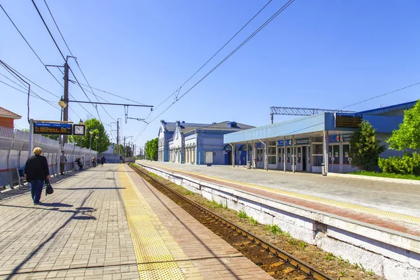 プーシキノ ロシア 2018 鉄道駅 乗客はプラットフォームのローカル鉄道を期待します — ストック写真