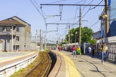 Pushkino, Rusya, üzerinde 21 Mayıs 2018. Tren İstasyonu. Yolcu yerel tren platformu üzerinde bekliyoruz.