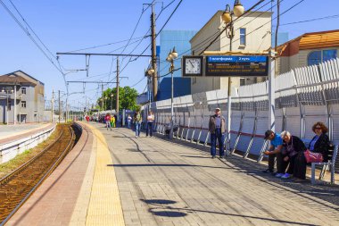 Pushkino, Rusya, üzerinde 21 Mayıs 2018. Tren İstasyonu. Yolcu yerel tren platformu üzerinde bekliyoruz.