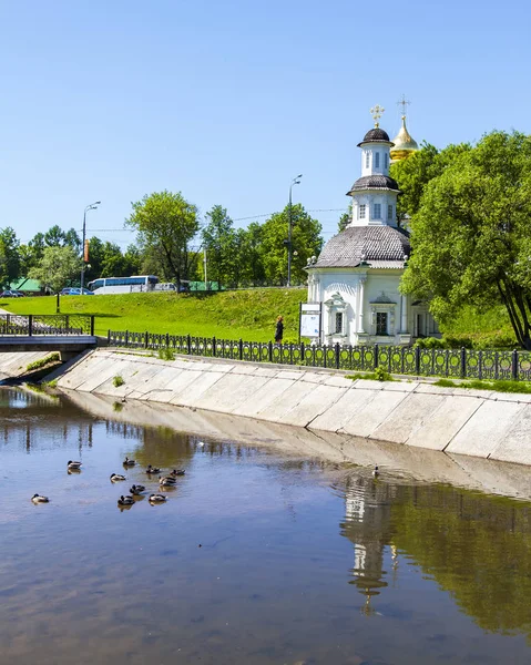 Sergiyev Posad Rússia Maio 2018 Pitoresca Praça Antiga Igreja Margem — Fotografia de Stock