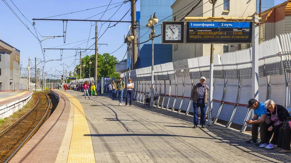 Pushkino, Rusya, üzerinde 21 Mayıs 2018. Tren İstasyonu. Yolcu yerel tren platformu üzerinde bekliyoruz.