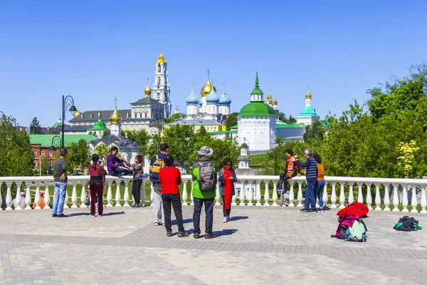 Sergiyev Posad Russia May 2018 Tourists Admire Panorama Survey Platform — Stock Photo, Image