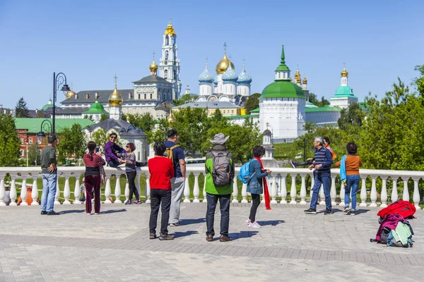 Sergiyev Posad Rússia Maio 2018 Turistas Admiram Panorama Plataforma Pesquisa — Fotografia de Stock