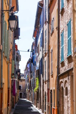 Vence, Fransa, üzerinde 8 Mart 2018. Tipik şehir sokak eski taş evler ' Provence'de küçük dağ town karakteristik. Uzakta pitoresk kemer