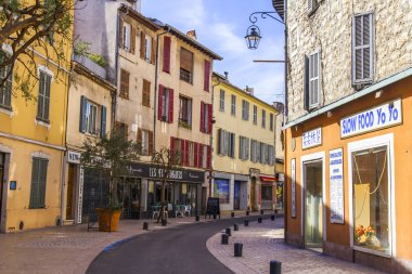 Vence, Fransa, üzerinde 8 Mart 2018. Tipik şehir sokak eski taş evler ' Provence'de küçük dağ town karakteristik. 