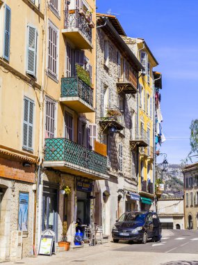 Vence, Fransa, üzerinde 8 Mart 2018. Tipik şehir sokak eski taş evler ' Provence'de küçük dağ town karakteristik. 