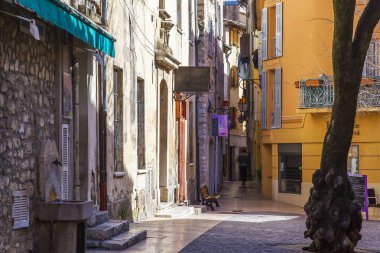 Vence, Fransa, üzerinde 8 Mart 2018. Tipik şehir sokak eski taş evler ' Provence'de küçük dağ town karakteristik. 