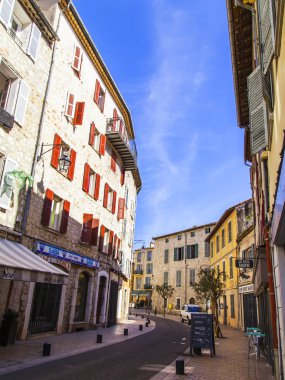 Vence, Fransa, üzerinde 8 Mart 2018. Tipik şehir sokak eski taş evler ' Provence'de küçük dağ town karakteristik. 