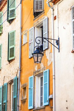 Vence, Fransa, 9 Mart 2018. Eski şehrin bina cephe dekorasyon güzel eski lamba bilir
