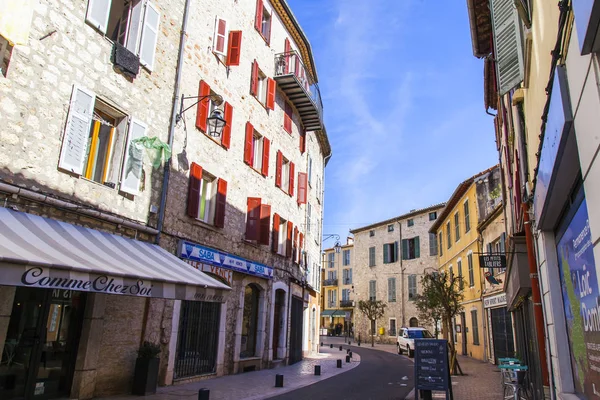 Vence, Fransa, üzerinde 8 Mart 2018. Tipik şehir sokak eski taş evler ' Provence'de küçük dağ town karakteristik. 