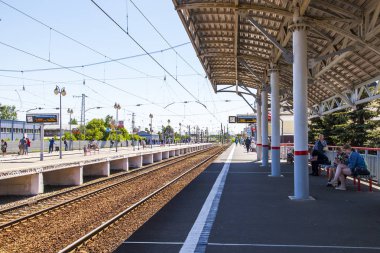Sergiyev Posad, Rusya, üzerinde 21 Mayıs 2018. Tren İstasyonu platformları. Banliyö yolcu treni bekle