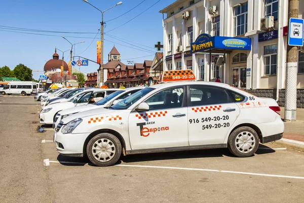 Siergijew Posad Rosja Maja 2018 Kilka Samochodów Taxi Parking Pobliżu — Zdjęcie stockowe