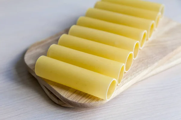Italienische Paste Rohe Canellonni Auf Einem Küchentisch — Stockfoto