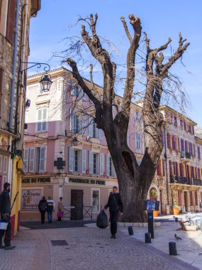 Vence, Fransa, üzerinde 8 Mart 2018. Tipik şehir sokak eski taş evler ' Provence'de küçük dağ town karakteristik. 