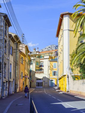 Vence, Fransa, üzerinde 8 Mart 2018. Tipik şehir sokak eski taş evler ' Provence'de küçük dağ town karakteristik. 
